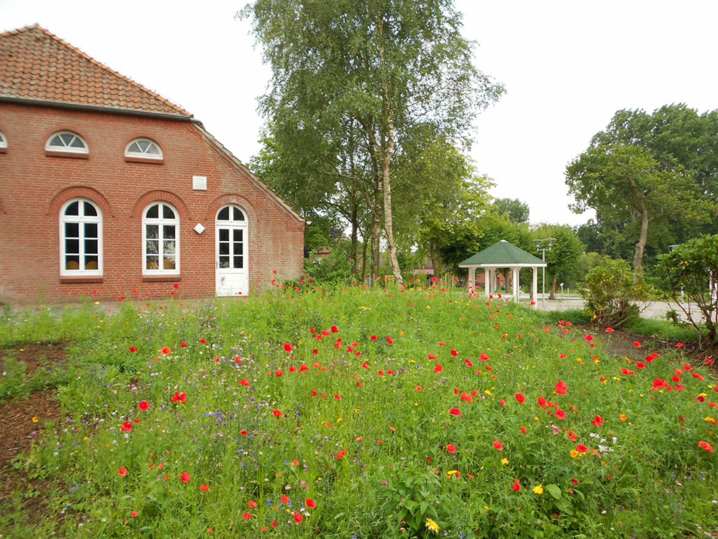 Rückseite des Gemeindehauses, rechts der Dorfplatz