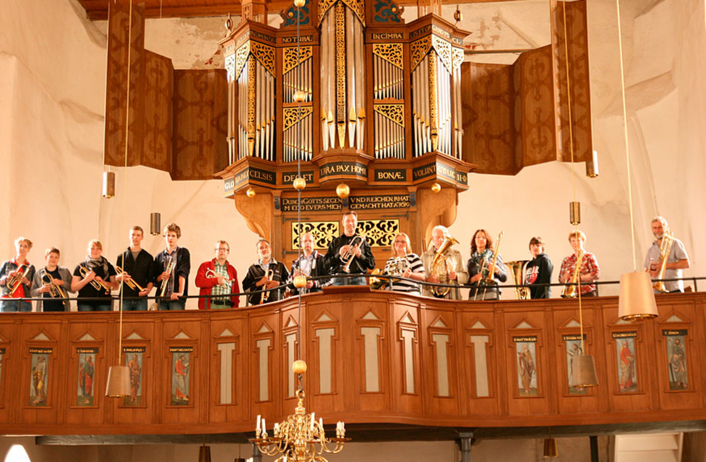 Der Posaunenchor Osteel-Leezdorf vor der Orgel in Osteel